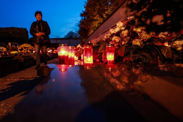 Zagreb: Trepet svijeća u sumrak na groblju Stenjevec na blagdan Svih svetih