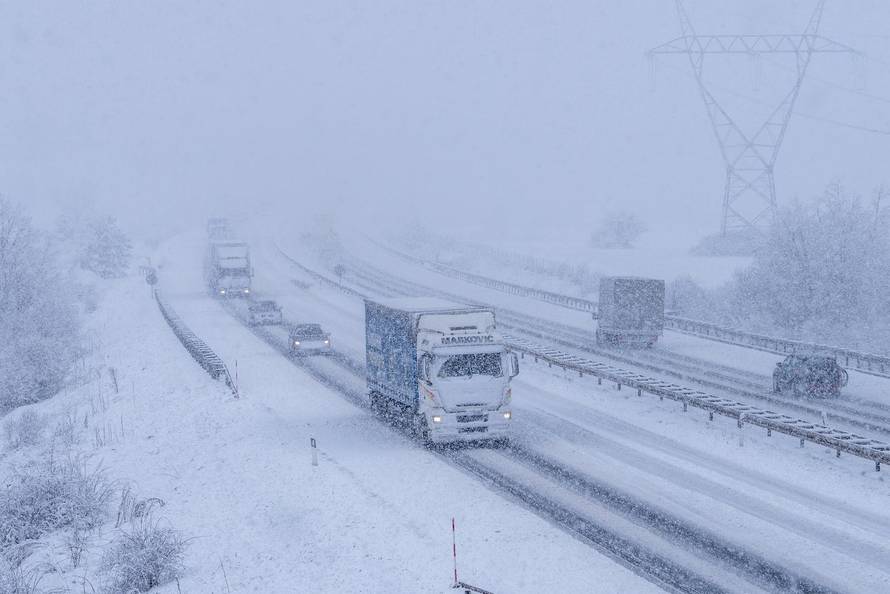 Zimski uvjeti na A1 između čvora Perušić i čvora Gospić