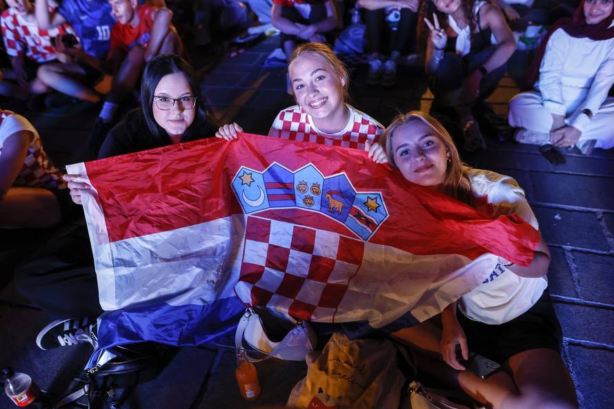 Osijek: Navijači prate utakmicu Hrvatska  - Portugal 