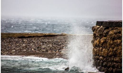 S jedne strane senjske rive puhalo jugo, a s druge bura