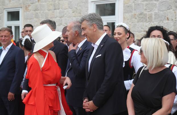 Sinj: Visoki drzavni uzvanici na prijemu u alkarskim dvorima povodom 310. Sinjske alke