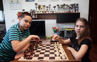 Partija traje i po 4 sata: Brat i sestra su pravi šah majstori!