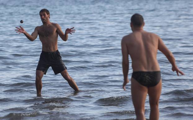 Split: Sunčan dan na Bačvicama 