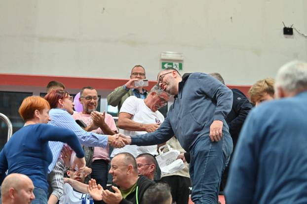 Makarska: Predsjednik Hajduka Ivan Bilić darovao dres gledatelju na utakmici između Novog Vremena i Prištine