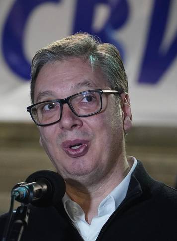 Beograd: Vučić došao ispred Narodne skupštine i pružio podršku "junaku iz Ćacilenda"