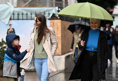 Jadranka Kosor s obitelji šetala špicom, uživali u kišnom danu