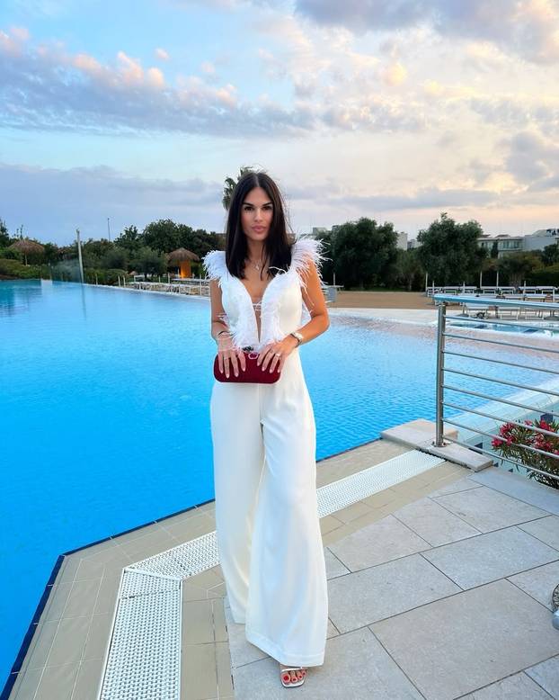 Supruga bivšeg dinamovca je zabljesnula na crvenom tepihu: Hvali se i fotkama u badiću!