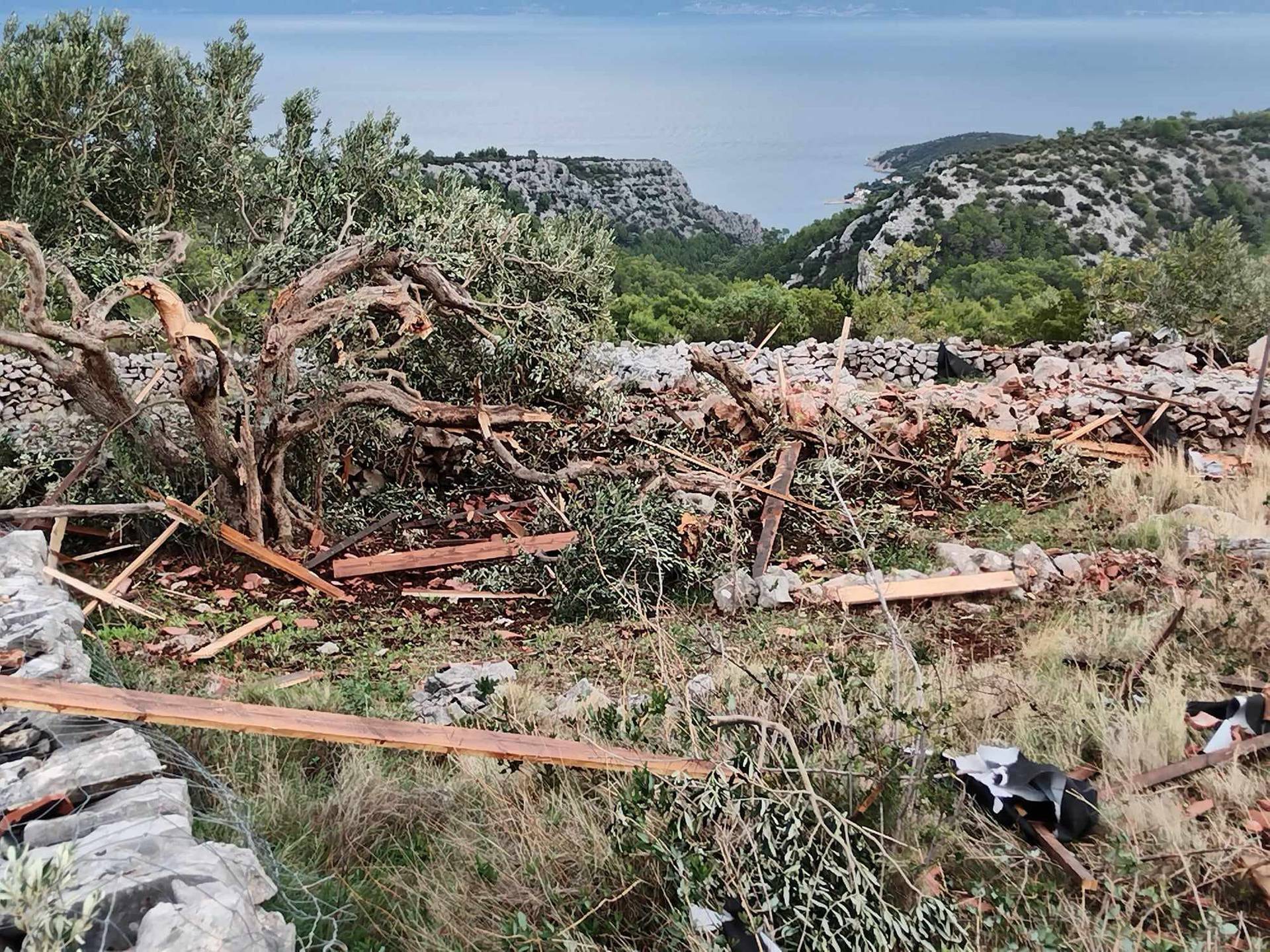 Snažan vrtlog na Hvaru uništio pola obiteljskog imanja, stari drveni brod još nisu pronašli