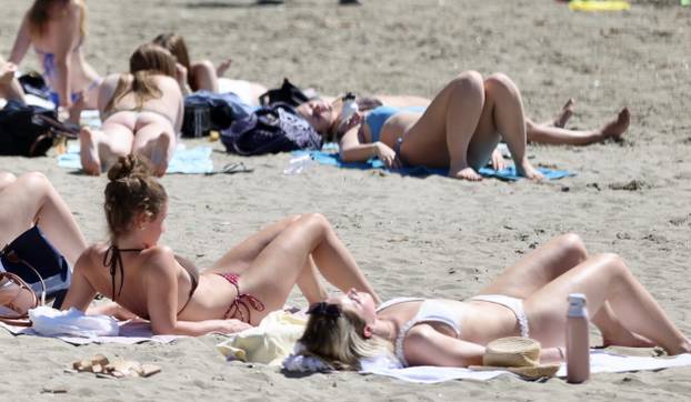 Split: Sunčanje na Bačvicama.