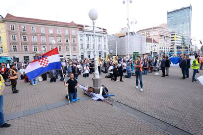 Zagreb: Muškarci okupljeni na molitvi krunice na Trgu bana Jelačića