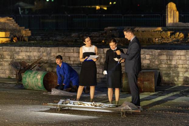 Pula: U Malom rimskom kazalištu odigrana je predstava "Antigona - 2000 godina kasnije"