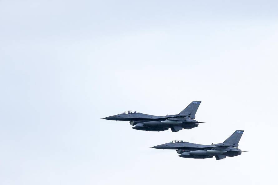 Velika Gorica: AmeriÄki vojni zrakoplovi F-16 sletjeli u vojarnu na Plesu