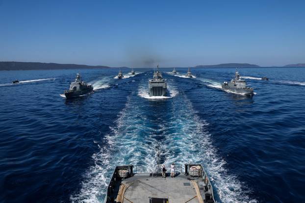 Split: Vježba Hrvatske ratne mornarice za vojni mimoplov