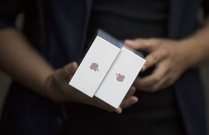 Kineski par prodao dijete kako bi si mogli kupiti novi iPhone