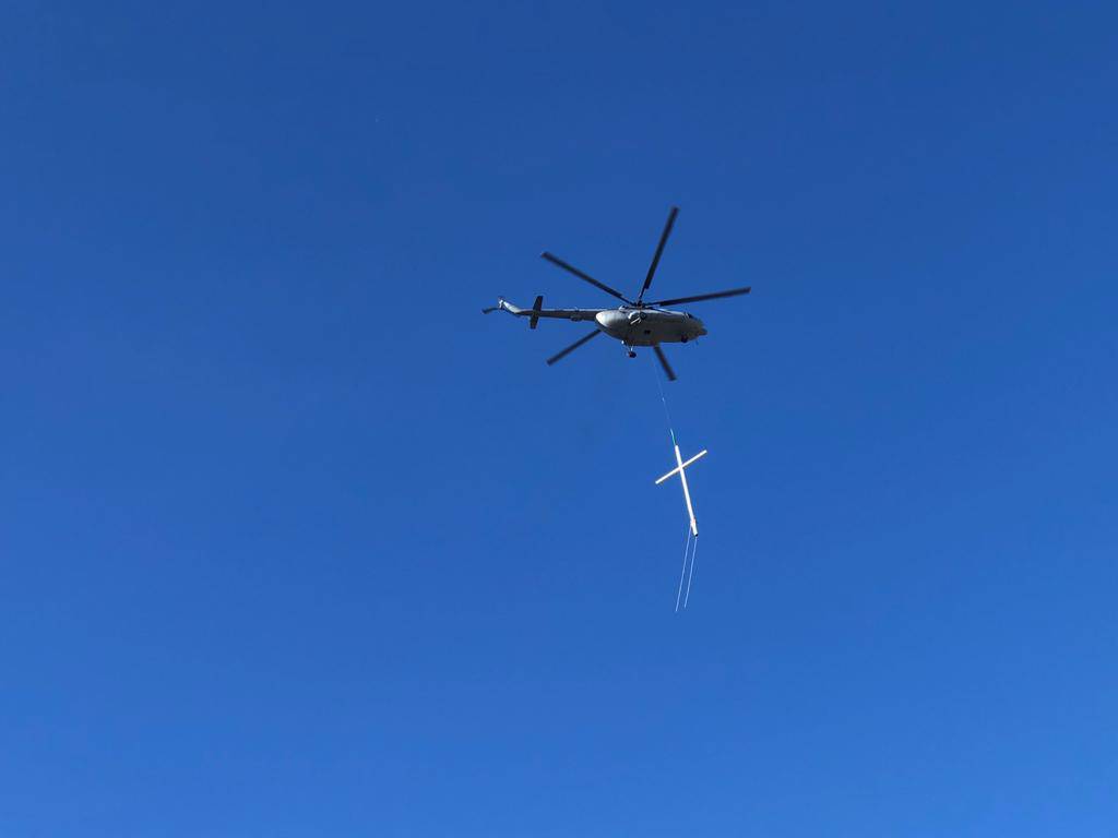 Helikopterom HV-a na Mosoru postavljaju križ od 10,5 metara