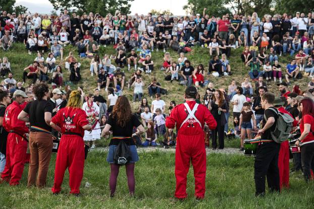Zagreb: Paljenje Trnjanskih kresova na nasipu kod Mosta slobode