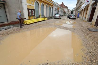 FOTO Blatnjave lokve po centru Karlovca: Kiša napunila ulice na Zvijezdi na kojoj traju radovi