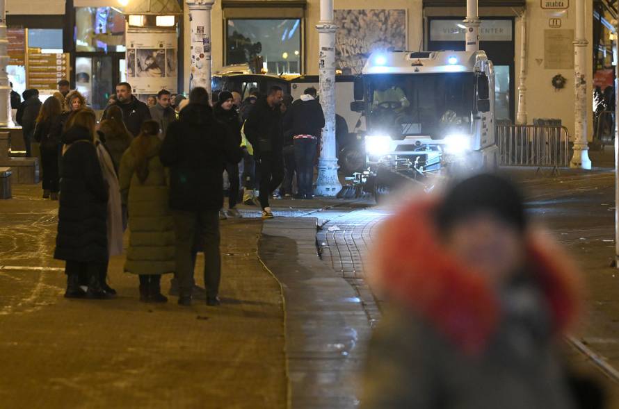 Zagreb: Djelatnici Čistoće čiste trg nakon dočeka rukometaša