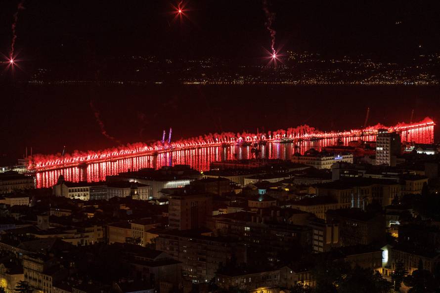 Povodom Dana pobjede na Molo Longu zapaljene  baklje nakon kojih je usljedio vatromet