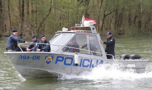 Sisak: Traže muškarca koji je s mosta skočio u Kupu