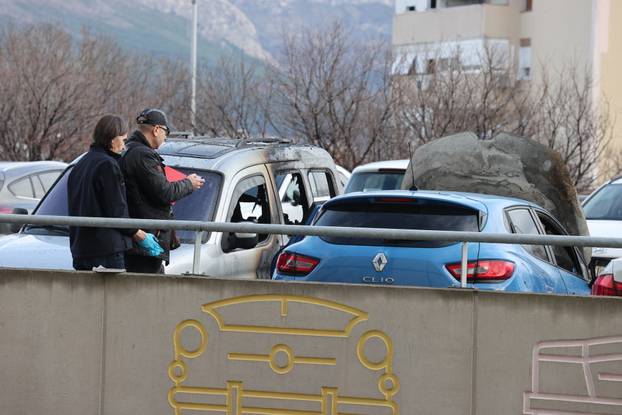 Split: U Krležinoj ulici zapaljena su tri automobila, policijski očevid u tijeku
