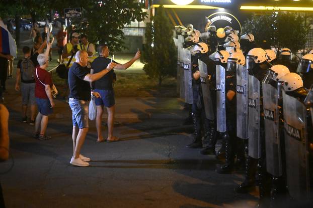 Policija i vojska suzavcima rastjerala okupljene prosvjednike u Novom Beogradu