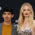 Uz visoke potpetice: Sophie Turner sako nosi kao haljinu