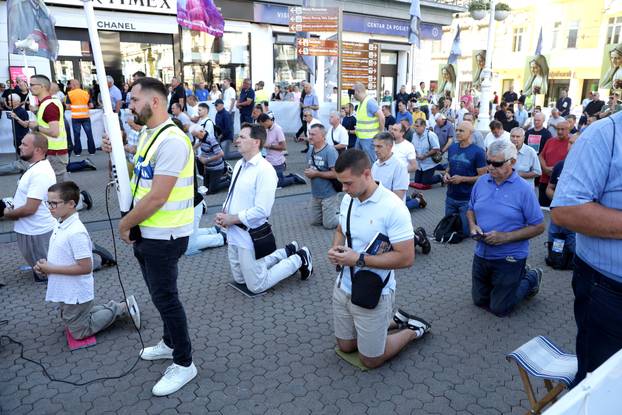 Zagreb: Molitelji na glavnom gradskom trgu 
