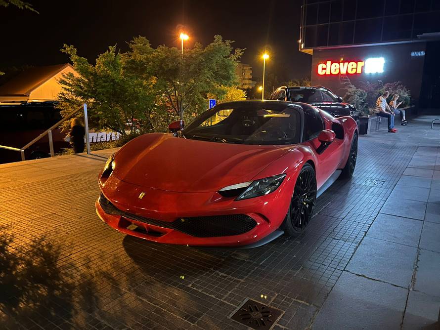 FOTO Bartulica u stožer došao u Ferrariju pa ispalio: 'Bit ću glas običnih ljudi. Ja vama služim...'