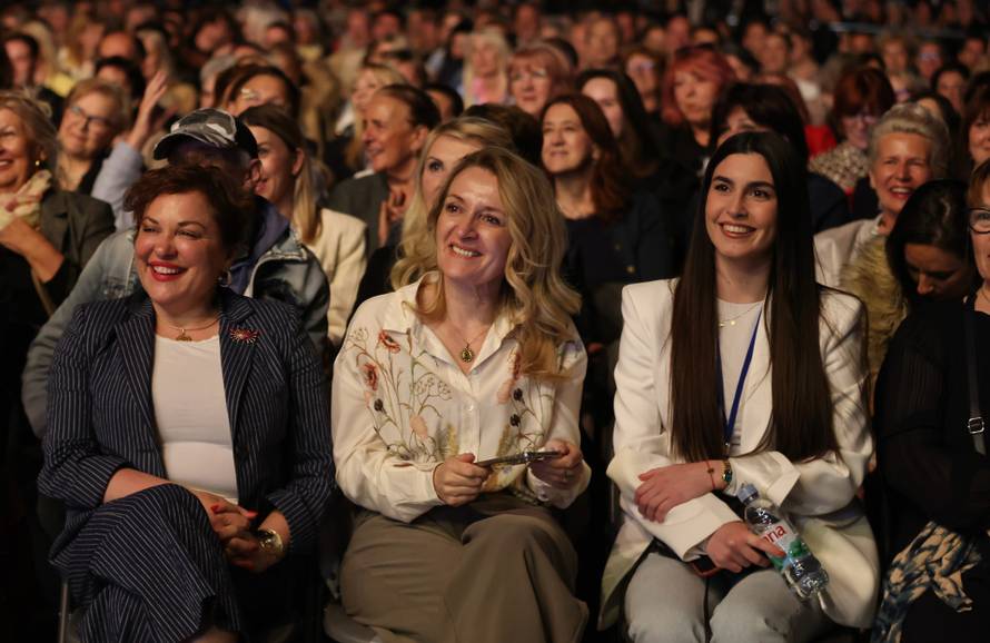Split: Dolazak poznatih i javnih osoba na koncert Tereze Kesovije