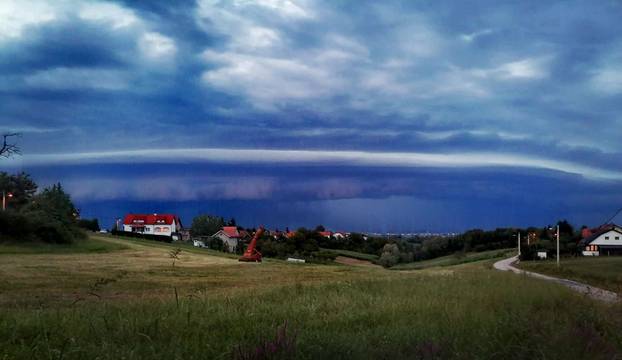 FOTO Crni oblaci zamračili nebo nad Zagrebom: 'Snažan vjetar mi je sve razbacao na balkonu'