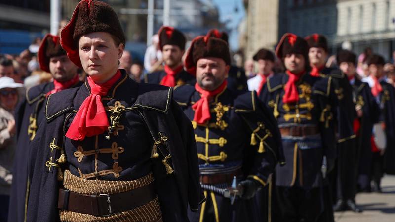 FOTO Evo kako je izgledala svečana smjena straže Počasne satnije Kravat pukovnije