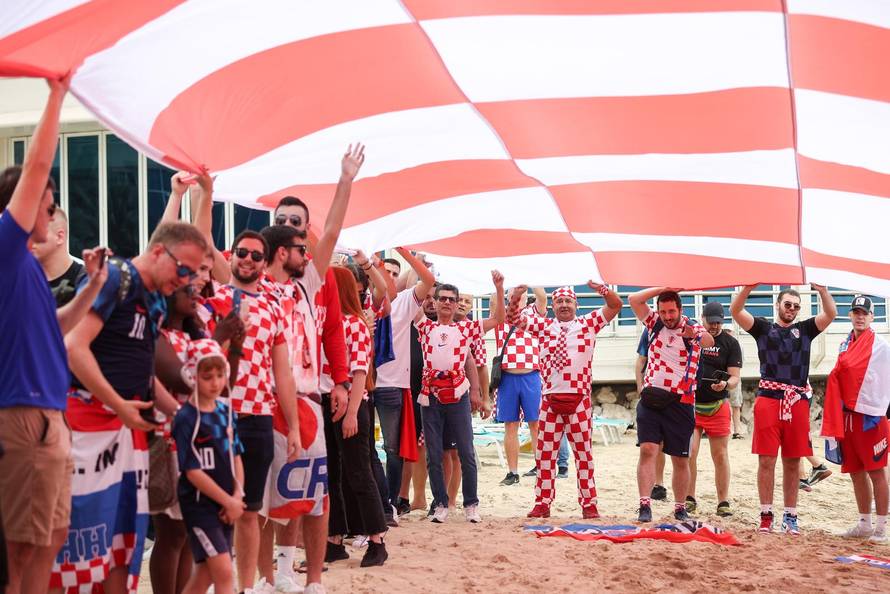 KATAR 2022 - Hrvatski navijači ponovno s divovskom zastavom na plaži ispred hotela Hilton Doha