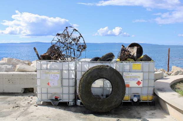 FOTO Pogledajte što su ronioci izvukli iz mora na eko akciji u Splitu: Sve je puno smeća...