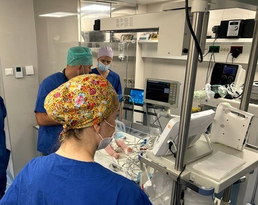 Novorođenče prestalo disati, liječnici osječkog KBC-a spasili ga od tumora bez ijednog reza