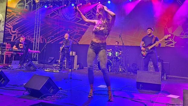 FOTO Uf, Lille zna kako podići na koncertu atmosferu: Pogledajte outfite kojima oduševljava sve