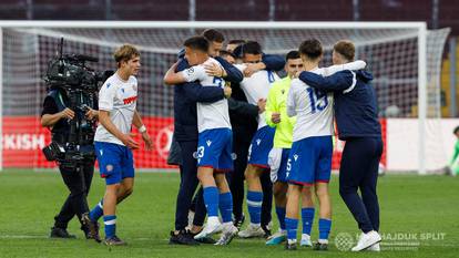 VIDEO Iznenađenje za mlade hajdukovce. 'Vatreni' se spustio u svlačionicu pa poveo pjesmu