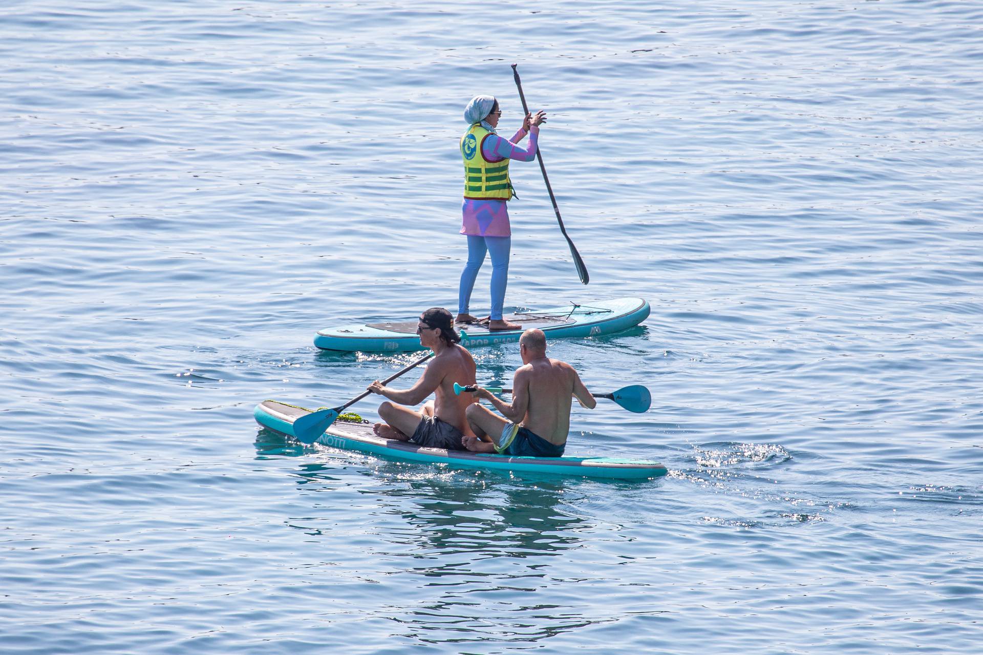 Glumci Woody Harrelson i Matthew McConaughey veslaju u moru pred Dubrovnikom