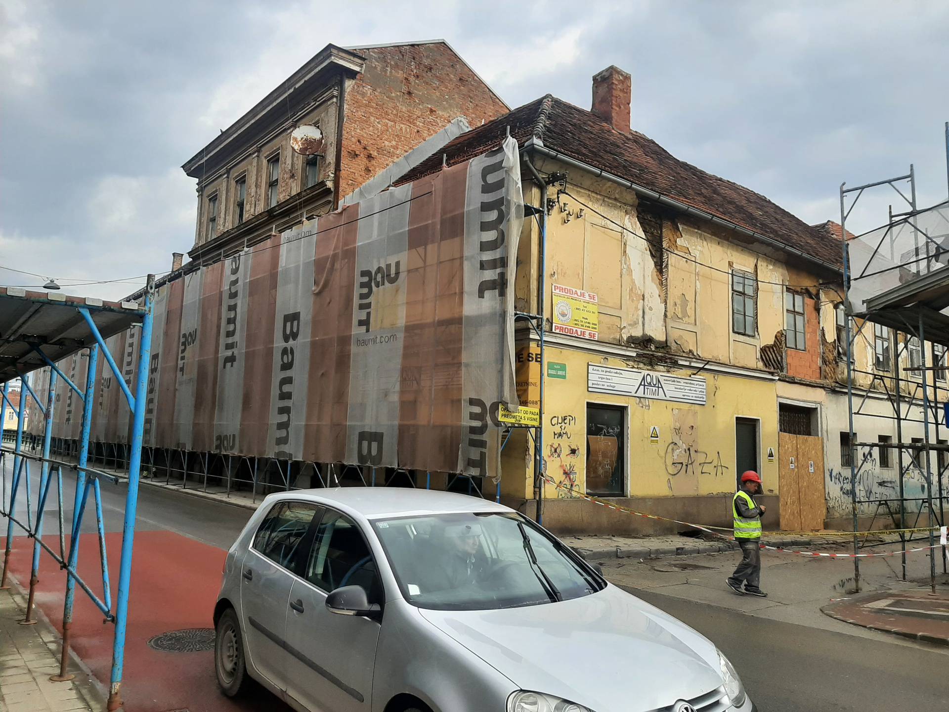 U Karlovcu počeli s rušenjem opasnih zgrada koje su potresi oštetili. Rušit će ih tri tjedna