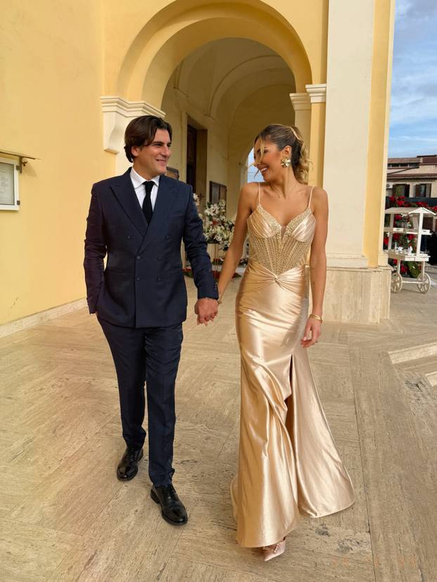 FOTO Talijanska voditeljica je konkurencija Diletti Leotti pred kamerama! Bila je i misica...