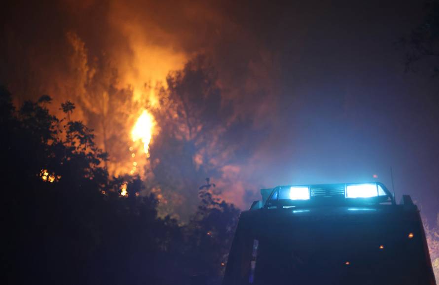 Brač:Još jedna neprospavana noć za gasitelje.