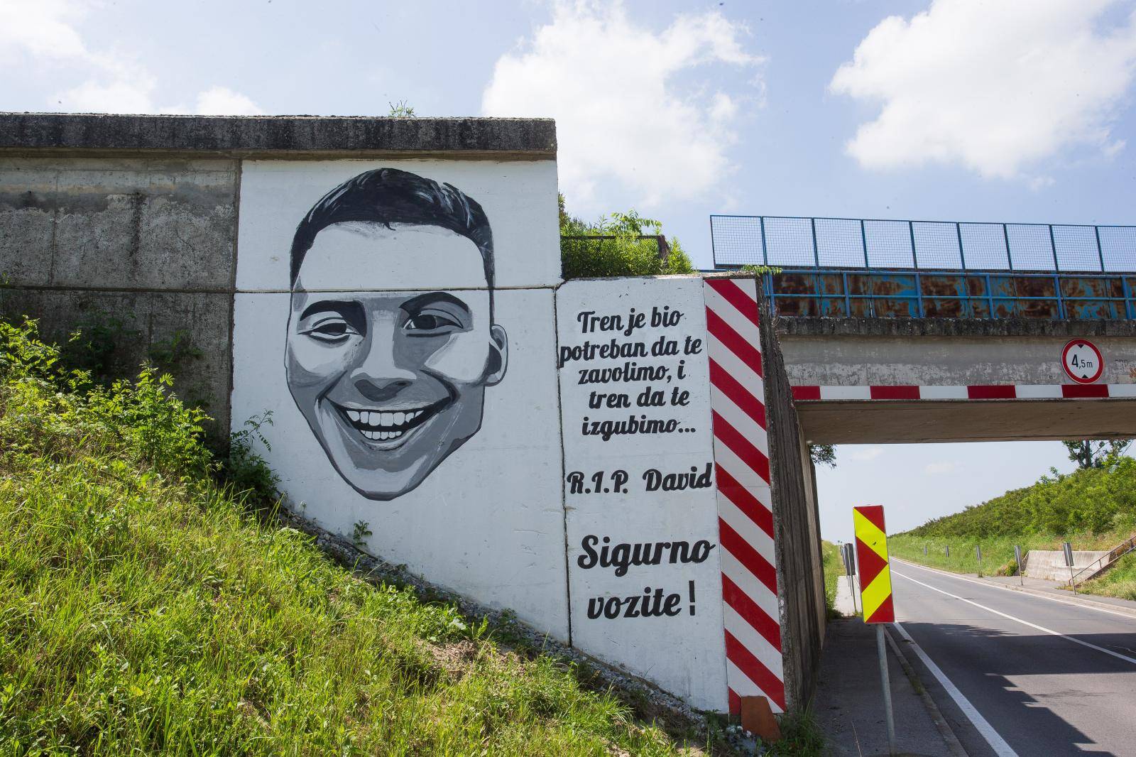 Osijek: Obitelj izradila mural na podvoÅ¾njaku gdje im je poginuo sin