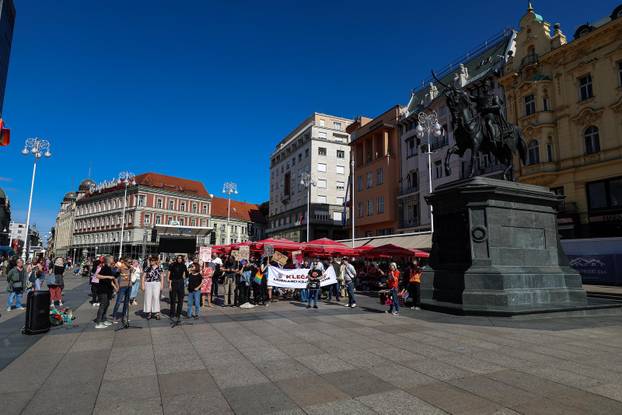 Zagreb: Protuprosvjed moliteljima krunice na Trgu bana Jelačića