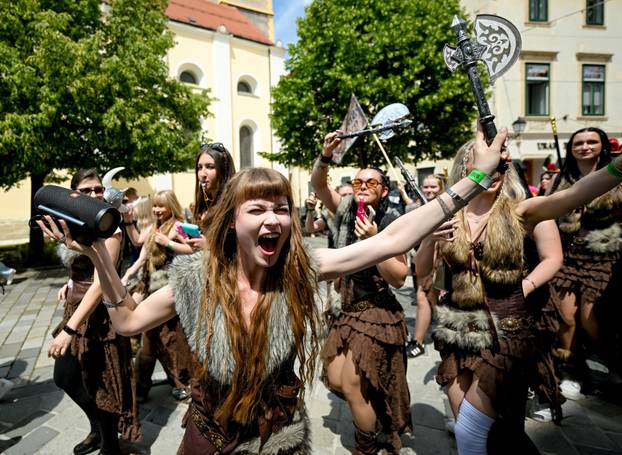 Maturanti u Varaždinu započeli svoj mimohod minutom šutnje za ubijenog Luku (19) iz Drniša