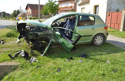 Mladić (21) vozio prebrzo pa sletio s ceste, bori se za život