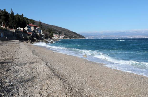 Zimski dan u Mošćeničkoj Dragi: Valovi 'ljube' osunčanu obalu