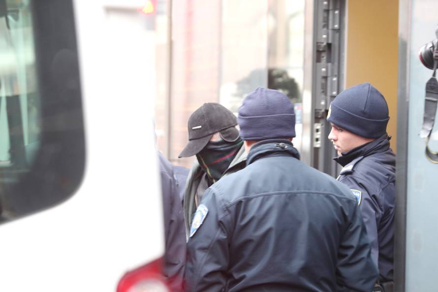 Starac (71) je ušetao u banku i urlao: Raznijet ću se bombom!