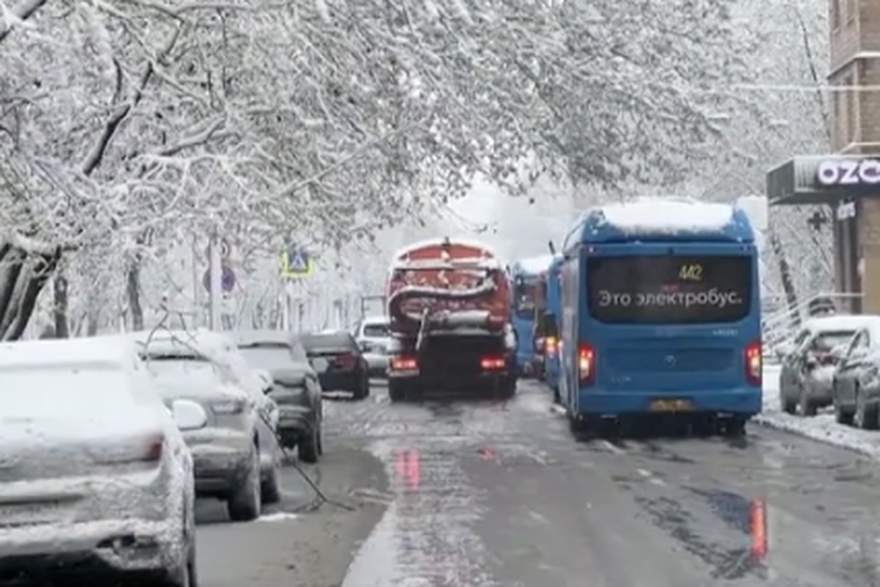 Sru&scaron;ena stabla, o&scaron;te&cacute;eni automobili i zale&dstrok;eni pogledi - Moskvu pogodila jaka travanjska snje&zcaron;na oluja