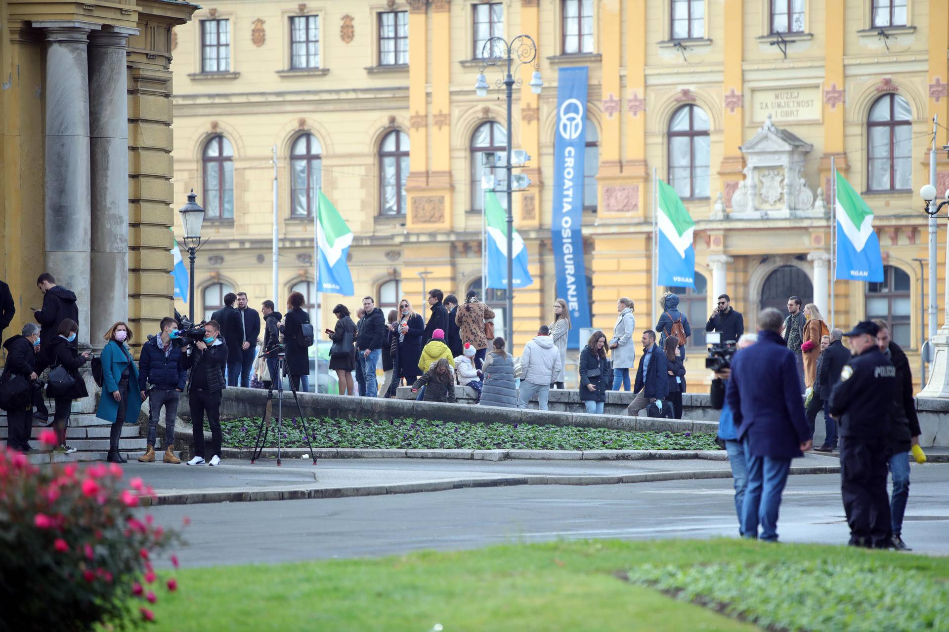 Zagreb: Ispred HNK  je krenula prodaja ulaznica za balet Orašar 