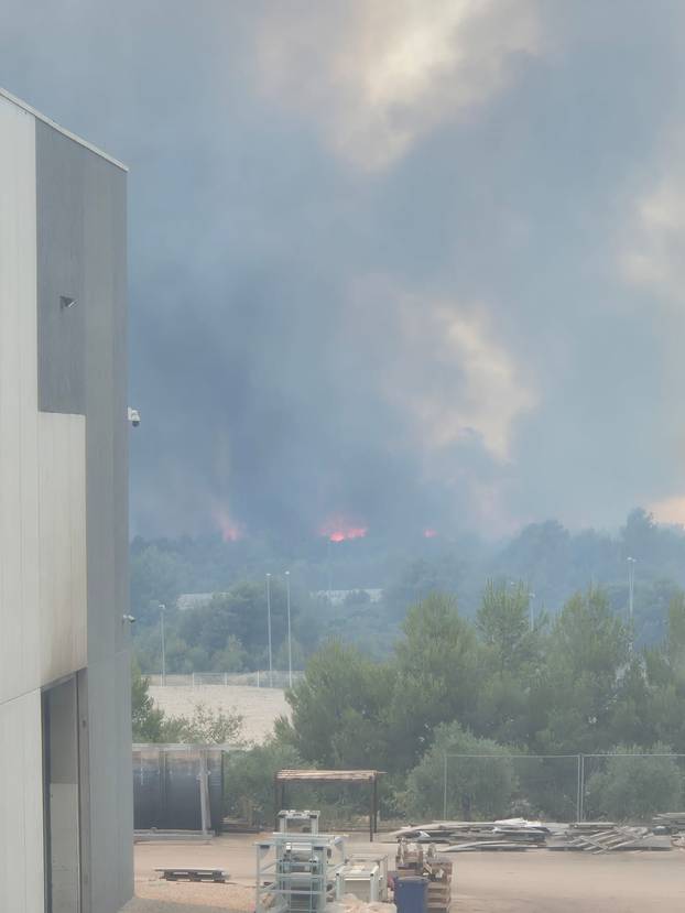 FOTO Veliki požar u Šibeniku: 'Na terenu su sve vatrogasne snage, digli smo i kanadere'